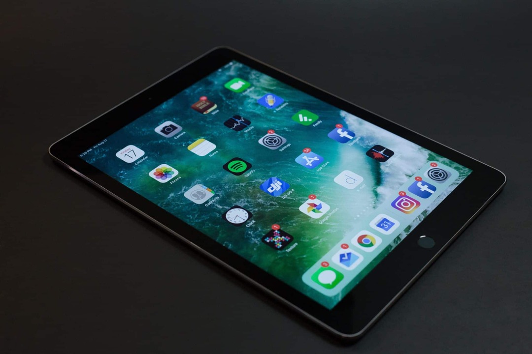 Siyah bir masada bir iPad