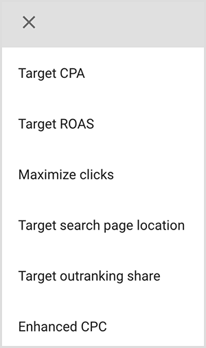 Bu, Google Ads'deki hedefleme seçenekleri menüsünün ekran görüntüsüdür. Seçenekler şunlardır: Hedef EBM, Hedef ROAS, Tıklamaları en üst düzeye çıkar, Arama sayfası konumunu hedefle, Hedef geçiş payı, Geliştirilmiş TBM. Mike Rhodes, Google Ads'deki akıllı hedefleme seçeneklerinin, reklamınız için doğru amaca sahip kişileri bulmak için yapay zeka kullandığını söylüyor.