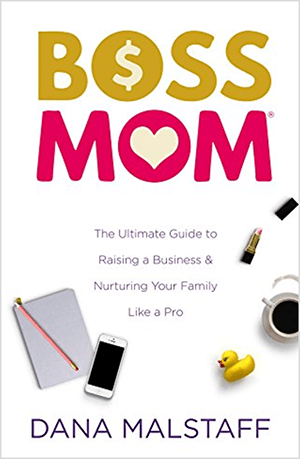 Bu, Dana Malstaff'ın Boss Mom: The Ultimate Guide to Raising a Business & Supporting Your Family Like a Pro için kitap kapağının ekran görüntüsü. Başlıktaki kelimeler sırasıyla sarı ve pembe renkte görünür. Boss kelimesindeki O harfinin içinde bir dolar işareti belirir. Anne kelimesinde O harfinin içinde bir kalp belirir. Kapak beyaz bir arka plana sahip ve bir not defteri, iPhone, lastik ördek, bir fincan kahve ve açık pembe ruj tüpü başlığın ve sloganın altında düzenlenmiş.