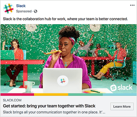 Bu, Slack için bir Facebook reklamının ekran görüntüsüdür. Reklam metninde "Slack, ekibinizin daha iyi bağlantı kurduğu iş için ortak çalışma merkezidir" diyor. Reklam görselinde, gri bir dizüstü bilgisayarla bir masada siyah bir kadın oturuyor. Saçları kısa ve renkli bir kafa bandıyla geride tutulmuş. Fuşya bluz ve turkuaz kolye takıyor ve sarı bir gürültücüden esiyor. Arka planda diğer insanlar masalarda oturuyor ve renkli giysiler giyiyor. Ofis parlak yeşile boyanmış ve tavandan konfeti düşüyor. Talia Wolf, reklamlarınızda ham duygu gösteren bu gibi fotoğrafları kullanmanızı önerir.