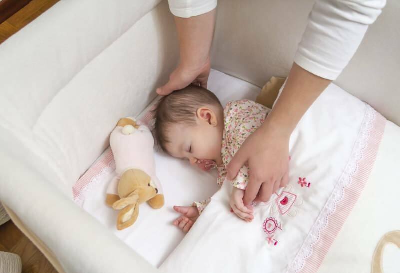 bebeklerde yatis pozisyonlari yeni dogan bebek nasil yatirilir yuz ustu mu sirt ustu mu