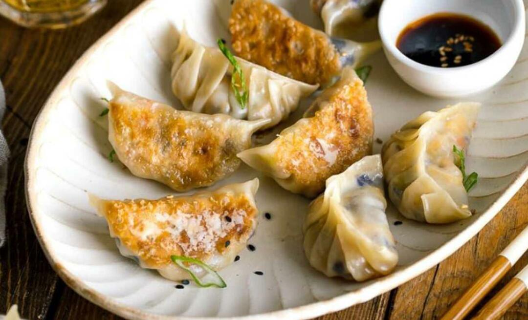 Gyoza nasıl yapılır? Japon mantısı gyoza tarifi nedir? İşte içi sulu dışı çıtır çıtır mantı...