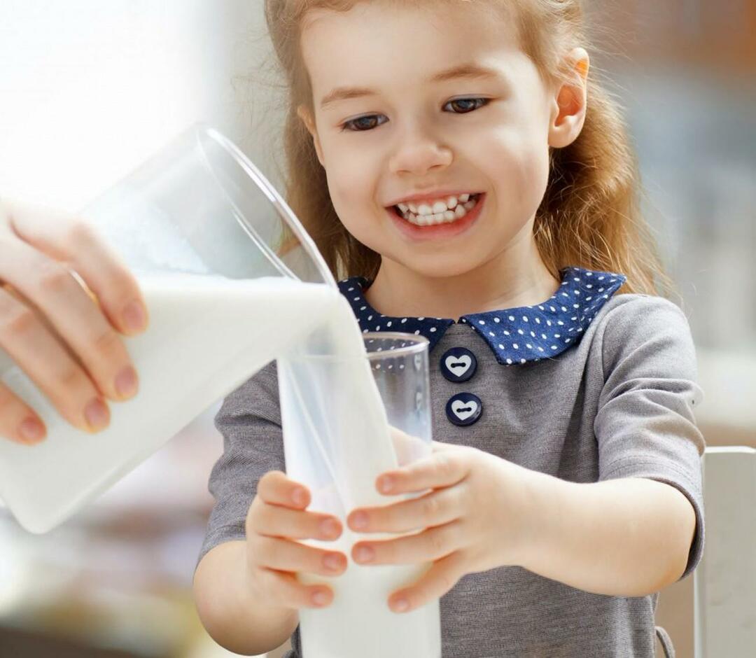 çocuk süt içerken