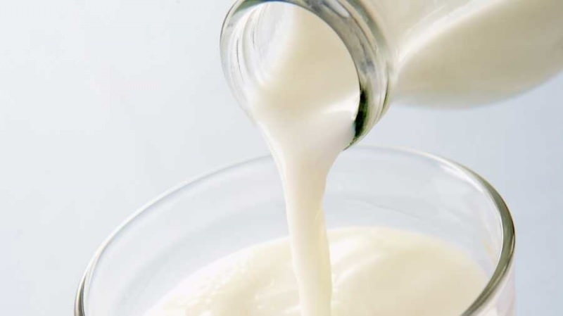 Süt dökerken dışına taşırmamak için neler yapılır? Üzerinize süt sıçratmadan süt dökme tekniği