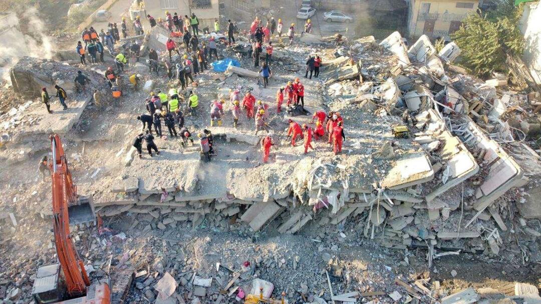 Oktay Kaynarca'nın desteğiyle deprem bölgesine giden Hakkı Kara tost yapıp dağıttı!