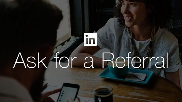  LinkedIn, LinkedIn'in yeni Yönlendirme İste düğmesiyle iş arayanların bir arkadaşından veya meslektaşından tavsiye istemesini kolaylaştırıyor.