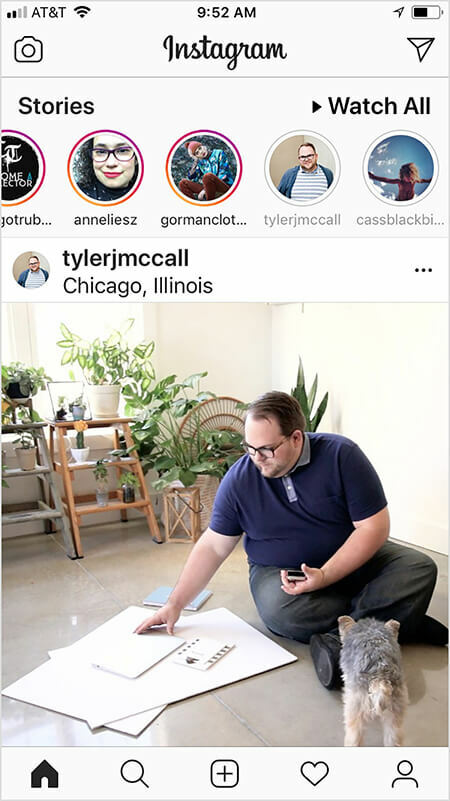Tyler J. McCall, hesabın Instagram hikayesini izler veya onunla etkileşimde bulunursanız veya bunun tersi olursa, Instagram algoritmasının bir hesabın içeriğinin bir görünümünü daha çok akışta gösterdiğini fark etti. Bir kullanıcının Instagram ana ekranı, kullanıcı hikayesini izledikten sonra Tyler'dan bir gönderi gösteriyor. Instagram beslemesinde Tyler, büyük beyaz kağıtlar ve bir defterle yerde oturuyor. Küçük siyah ve ten rengi bir köpek Tyler'la yüzleşir. Arka planda merdivenlerdeki birçok yeşil bitki var.