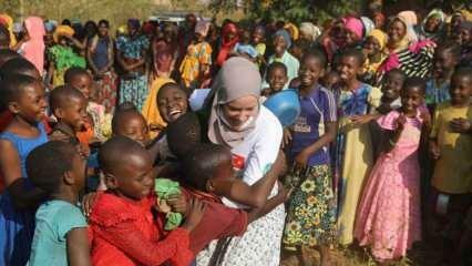 Gamze Özçelik Tanzanyalı çocukların yardımına koştu!