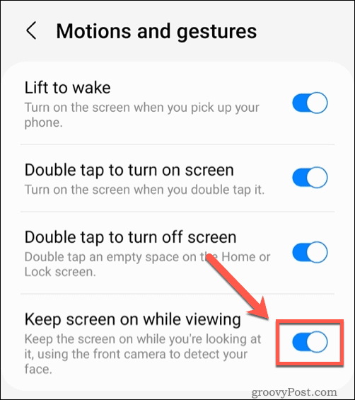 Samsung telefonlarda görüntülerken ekranı açık tutma özelliğinin etkinleştirilmesi