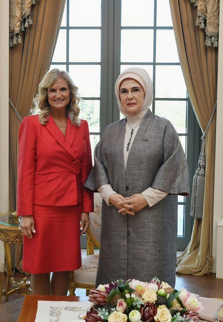 Emine Erdoğan ABD Ankara Büyükelçisinin eşi Cheryl Flake ile bir araya geldi