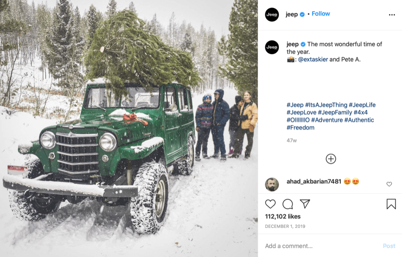 @jeep'in Instagram gönderisi Noel ağacının sonunda bir aileyi ciplerinin tepesinde bir ağaçla avlarken, karların ve ağaçlıkların derinliklerinde