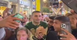 CZN Burak yoğunluktan yolda yürüyemedi! Çöp kamyonuna bindi