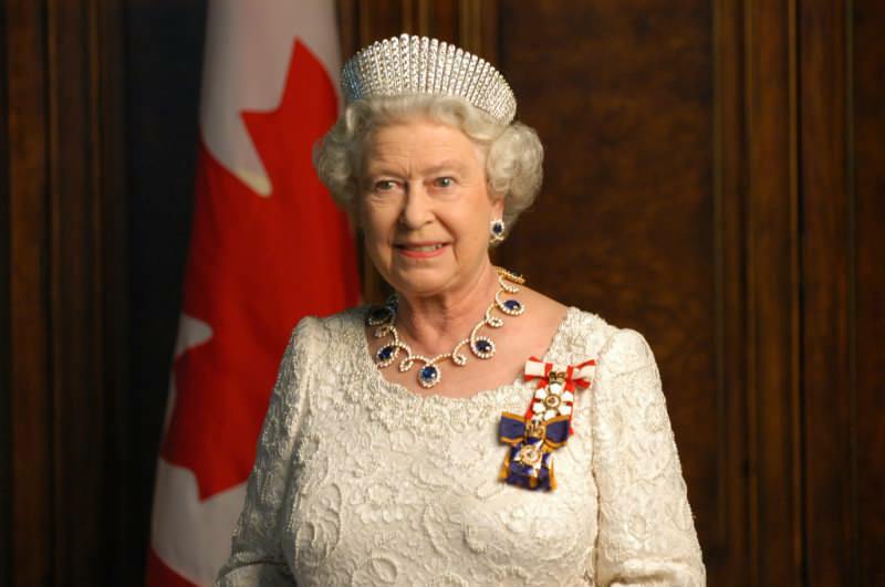 Kraliçe Elizabeth korona virüsü korkusundan sarayı terk etti! 72 gün sonra ilk kez görüntülendi