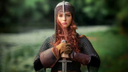 İsveçli küçük kız gölde 1500 yıllık kılıç buldu