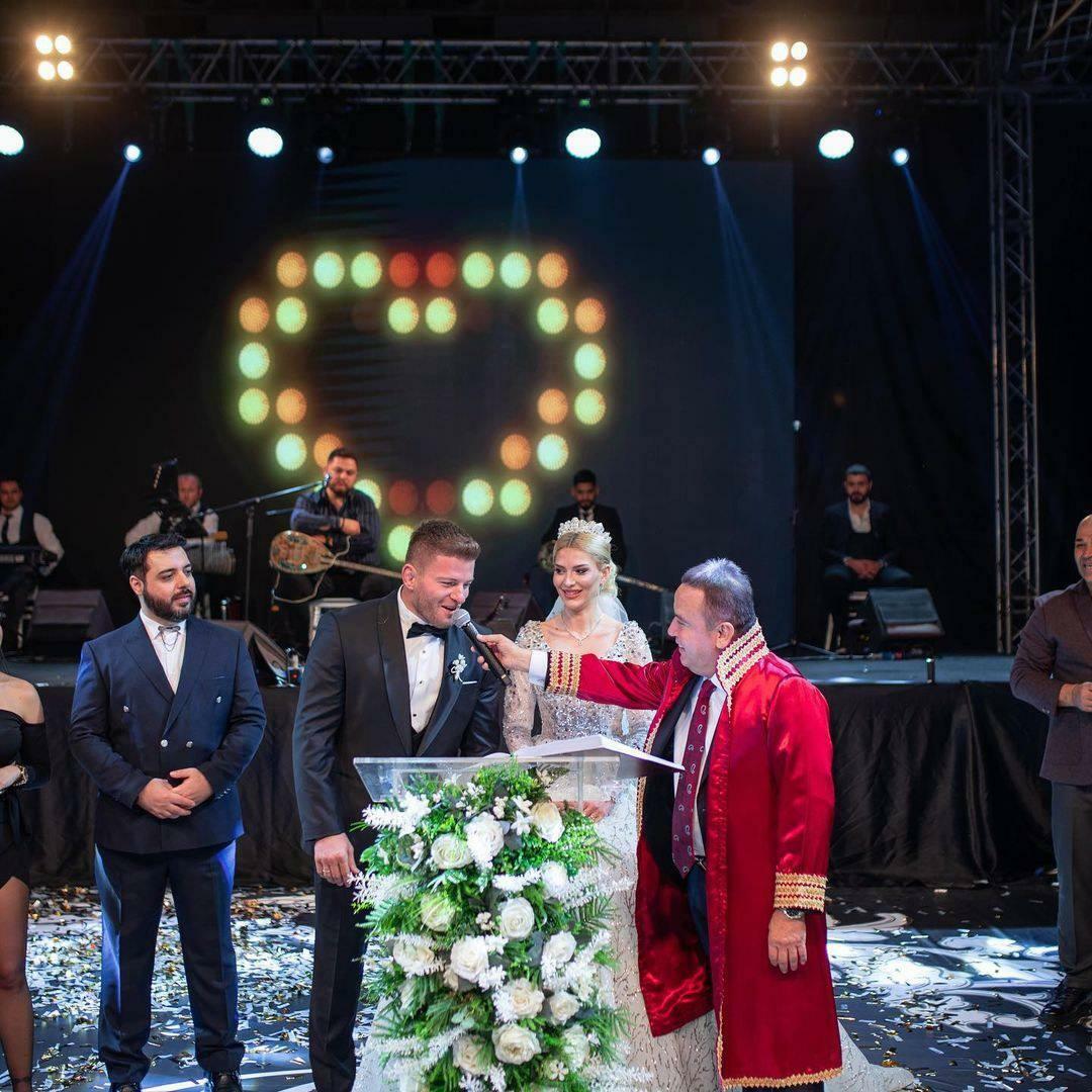 Ünlü çiftin nikahını Antalya Büyükşehir Belediye Başkanı kıydı