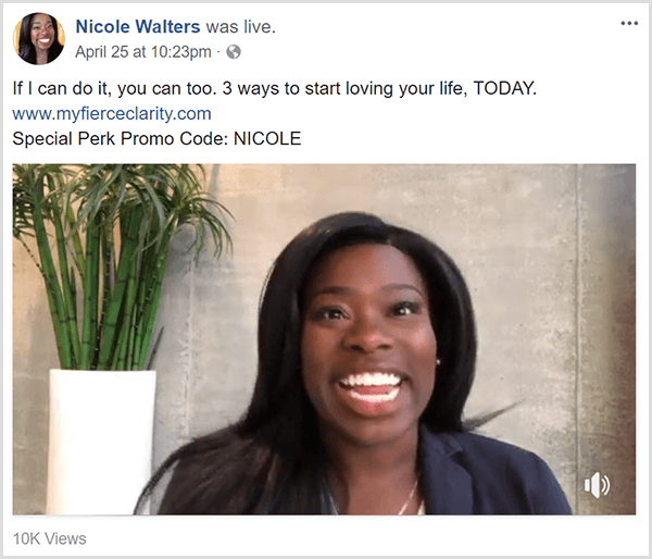 Nicole Walters, Fierce Clarity kursunu tanıtan bir Facebook canlı videosunu paylaşıyor. Nötr bir duvarın ve beyaz bir saksıdaki uzun bir bambu bitkisinin önünde iş kıyafetlerinde görünür.