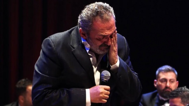 Yavuz Bingöl sahnede gözyaşlarına hakim olamadı
