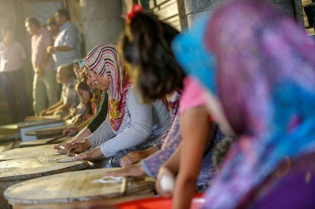 Antalyalı 70 kadın gözleme satarak cami yaptırıyor