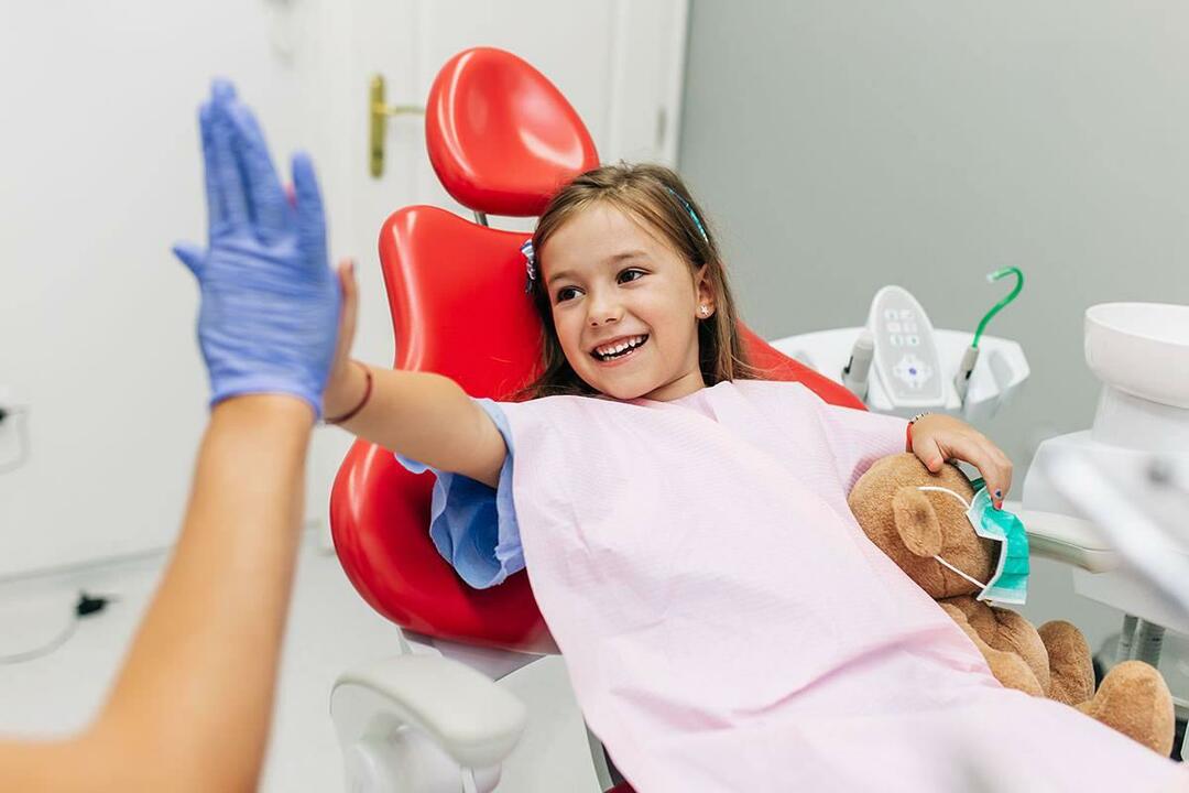 Çocuklarda diş bakımı ne zaman yaptırılmalı? Okula giden çocuklarda diş bakımı nasıl olmalı?