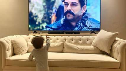 Burak Özçivit ilk kez oğlunu paylaştı! Karan Özçivit babasını televizyonda görünce...