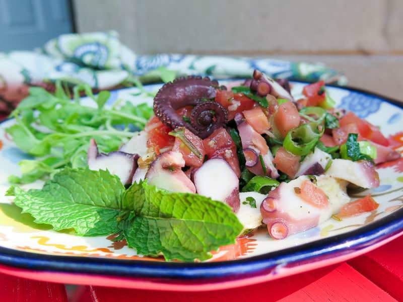 Kırma zeytinli ahtapot salatası nasıl yapılır? En kolay kırma zeytinli ahtapot salatası...