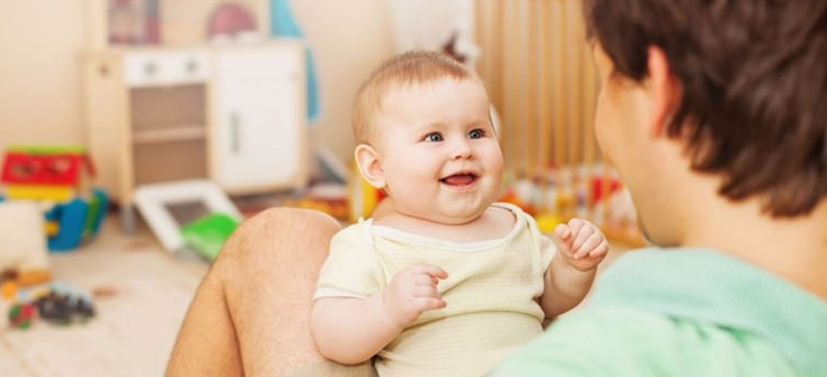 Birkaç dile maruz kalan bebek geç konuşabilir
