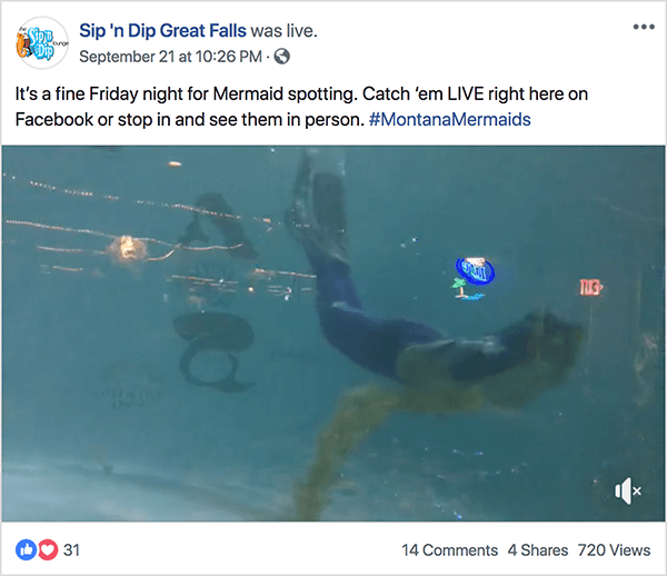 Bu, Sip ‘n Dip Lounge’daki deniz kızı gösterisinin canlı videosunun ekran görüntüsüdür. Jay Baer, ​​deniz kızı gösterisinin konuşma tetikleyicisine bir örnek olduğunu söylüyor.