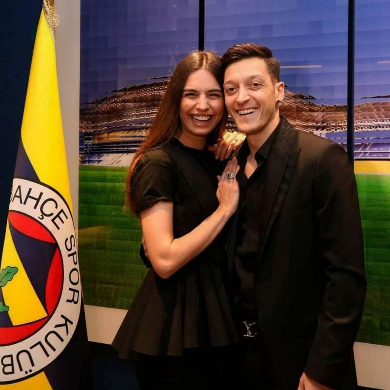 Amine Gülşe eşi Mesut Özil’in babalar gününü kutladı