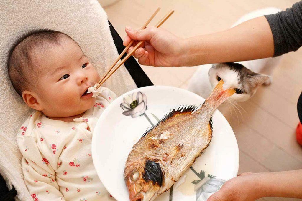 bebeğe balık yedirmek