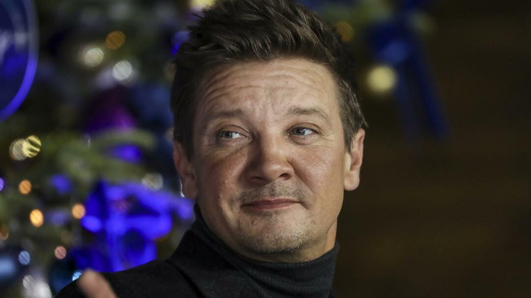 Kar küreme aracının altında kalan Jeremy Renner'dan iyi haber! Ünlü aktör yürümeye başladı