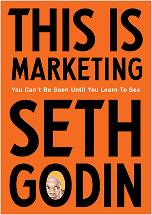 Bu, Seth Godin tarafından yazılan This Is Marketing'in kapağının ekran görüntüsü. Kapak, turuncu arka plana ve siyah metne sahip dikey bir dikdörtgendir. Soyadının O harfinde Seth’in kafasının bir fotoğrafı belirir.