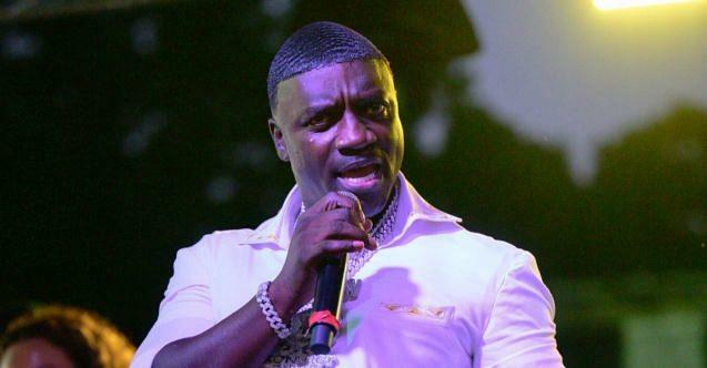 ABDli şarkıcı Akon Türkiyede saç ektirdi