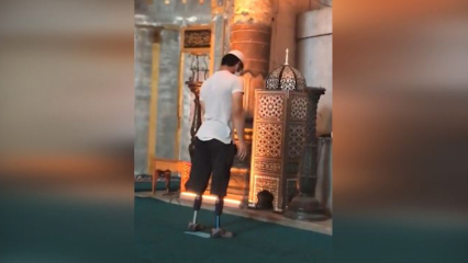 Ayasofya Camii'de protez bacaklarıyla namaz kılan genç!