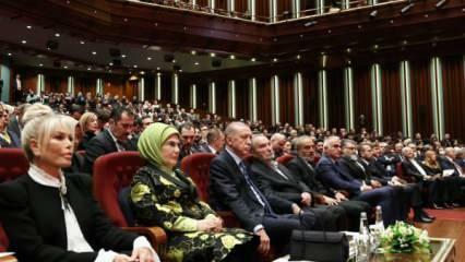Emine Erdoğan Cumhurbaşkanlığı Kültür ve Sanat ödülünü alan sanatçıları tebrik etti