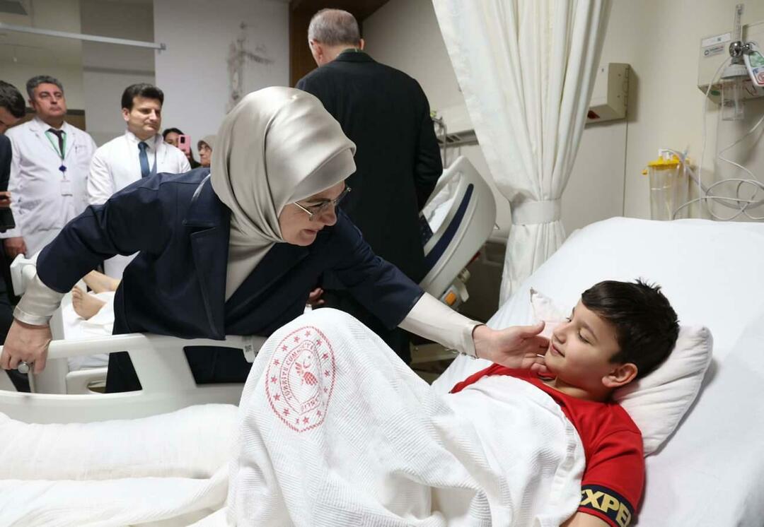 Cumhurbaşkanı Erdoğan ve eşi Emine Erdoğan depremzedeleri ziyaret etti