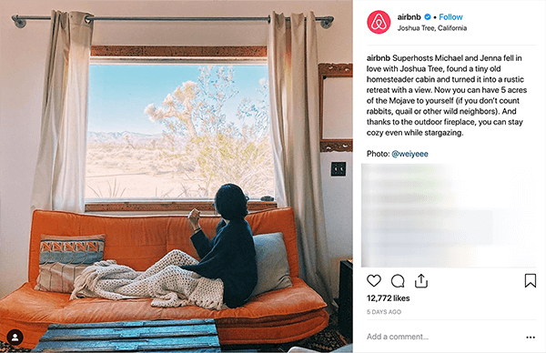 Bu, Airbnb'den bir Instagram gönderisinin ekran görüntüsüdür. Airbnb aracılığıyla evlerinde insanlara ev sahipliği yapan bir çiftin hikayesini anlatıyor. Fotoğrafta, biri turuncu bir kanepede bej örülmüş battaniyenin altında oturuyor ve pencereden dışarıya çöl manzarasına bakıyor. Melissa Cassera, bu hikayelerin sosyal medya pazarlamasında canavar olay örgüsünün üstesinden gelen bir işletmeye örnek olduğunu söylüyor.