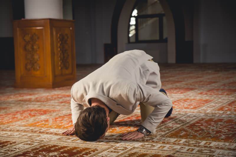 Kamet nedir, namazda kamet nasıl getirilir? Kamet duası Arapça okunuşu