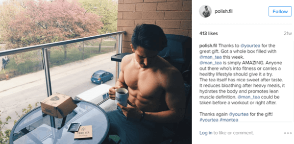 Mikro etkili Filip Tomaszewski, Man Tea ile poz veriyor ve faydalarını Instagram takipçileriyle paylaşıyor.