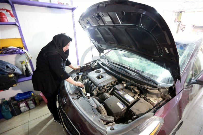 İki üniversite mezunu Um Rrıza, Bağdat'ın ilk kadın oto tamircisi oldu